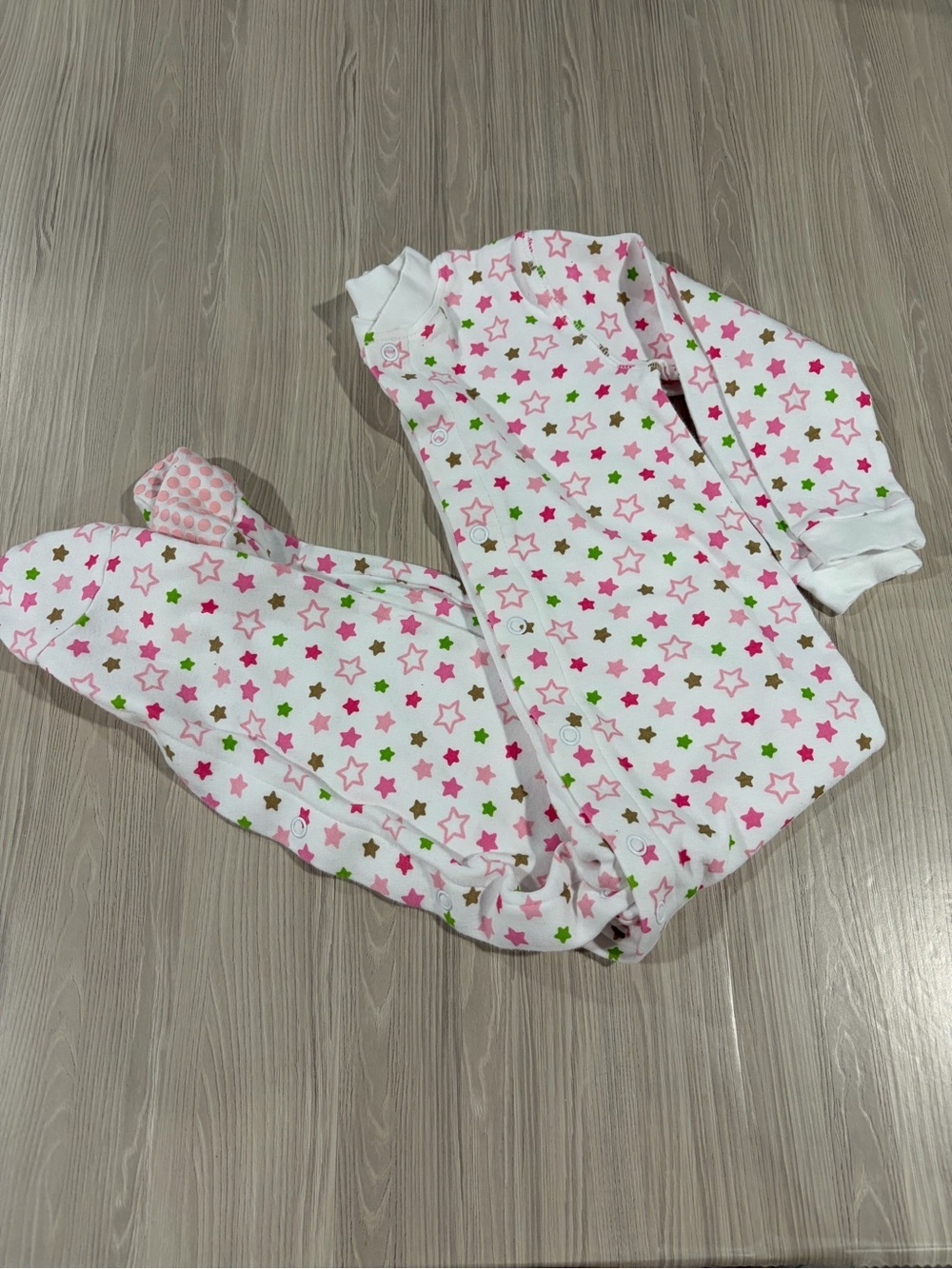 7/$20 Love’n Cuddles Long Sleeve Toddler Footed Onesie with Stars and Snaps